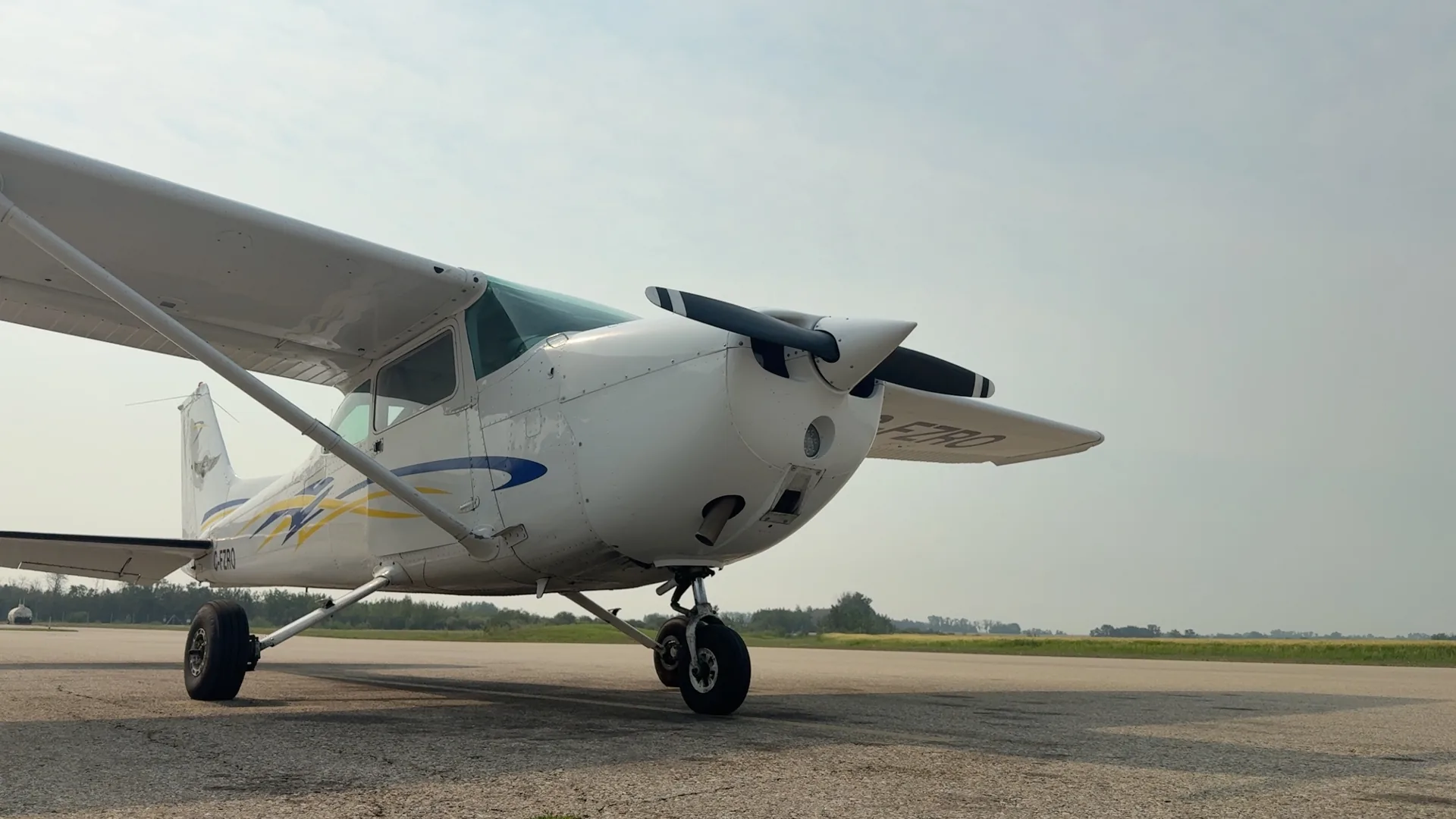 カナダのフライトスクールに駐機するセスナ訓練機