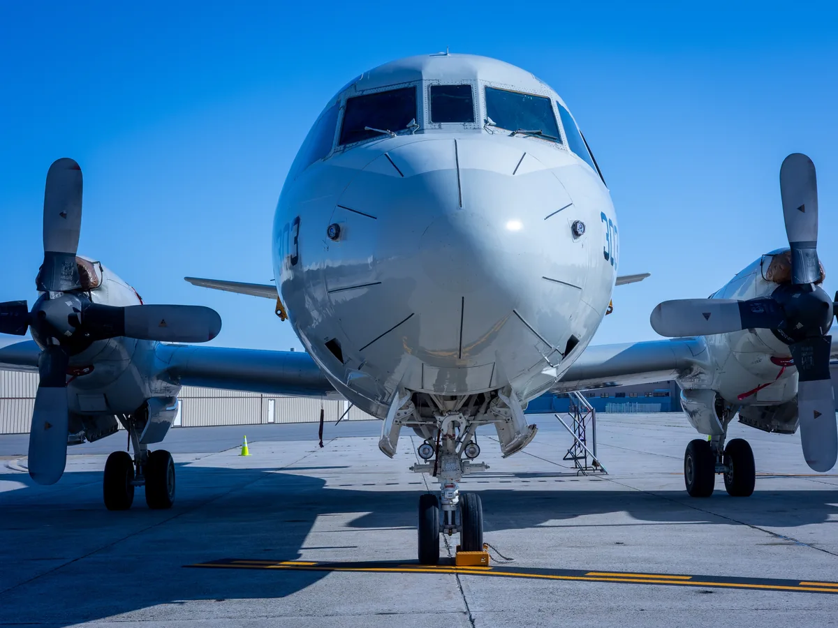 駐機場に並ぶP-3C哨戒機の正面。4発ターボプロップ・2Crew運航の経験は民間で高く評価される