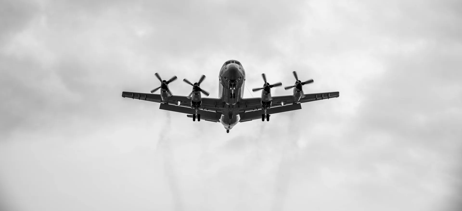 洋上任務を終えて着陸進入するP-3C哨戒機のシルエット