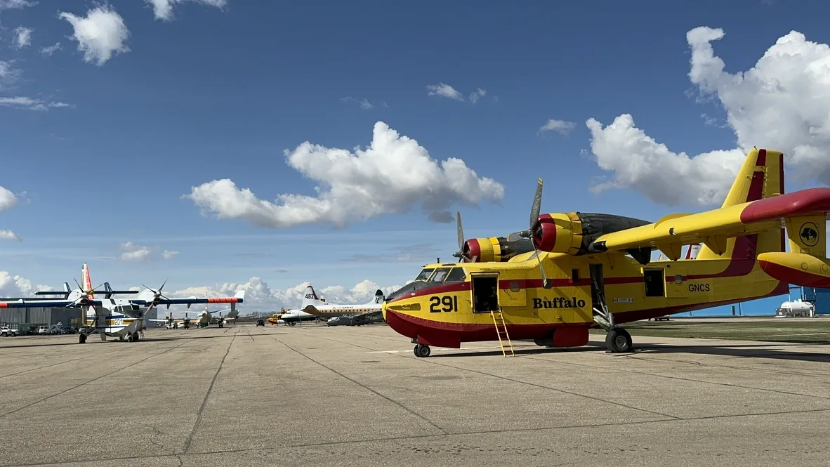 レッドディア空港で撮影したBuffalo Airwaysのウォーターボマー機体