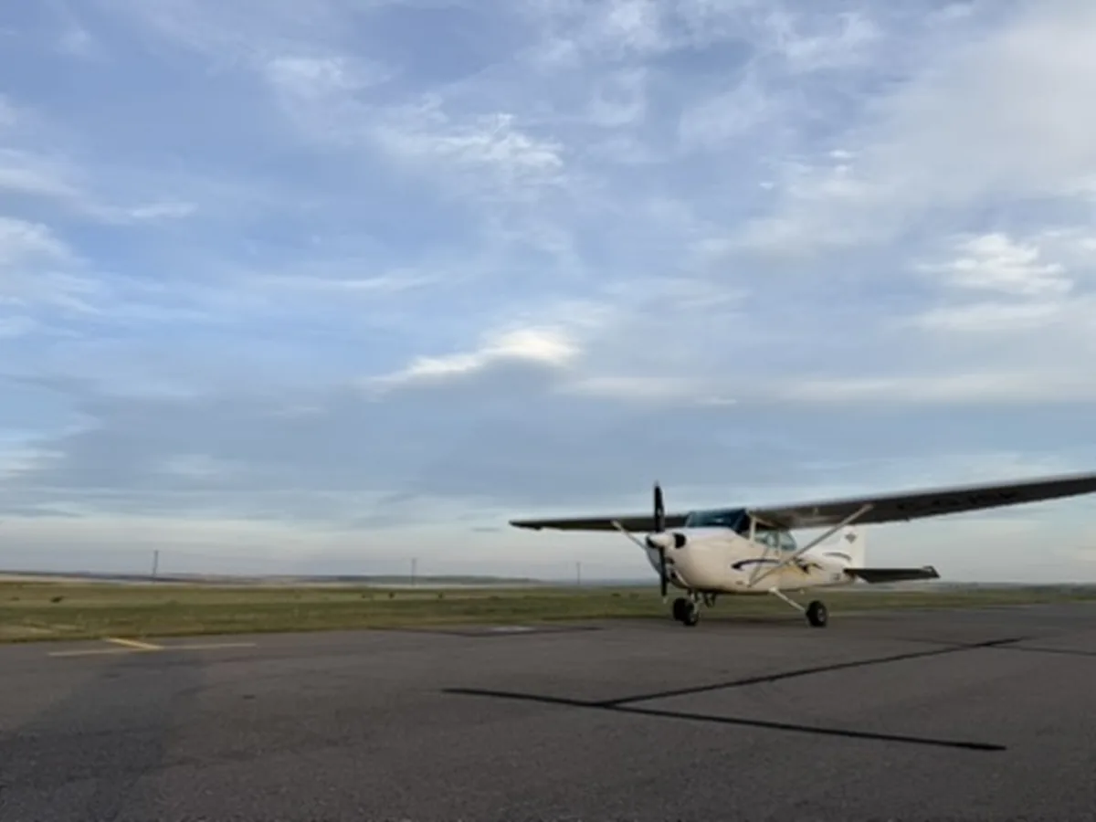 カナダの空港ランプで駐機する訓練機
