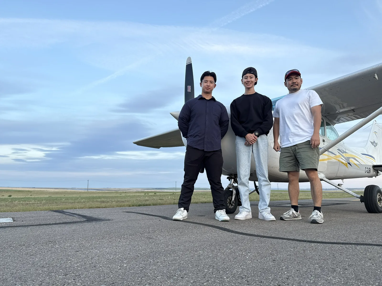 訓練生とのクロスカントリー、着陸先のドラムヘラー空港にて記念撮影