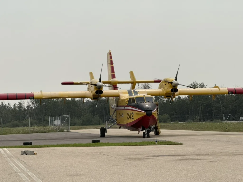 レッドディア空港で整備のため一時帰投したCL-215ウォーターボマー、BC州山火事対応