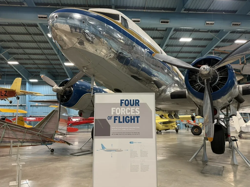 アルバータ州の航空博物館に展示されたDC-3と歴代の機体