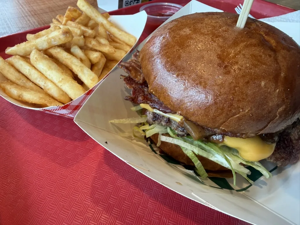 カナダで食べたハンバーガーとフライドポテト