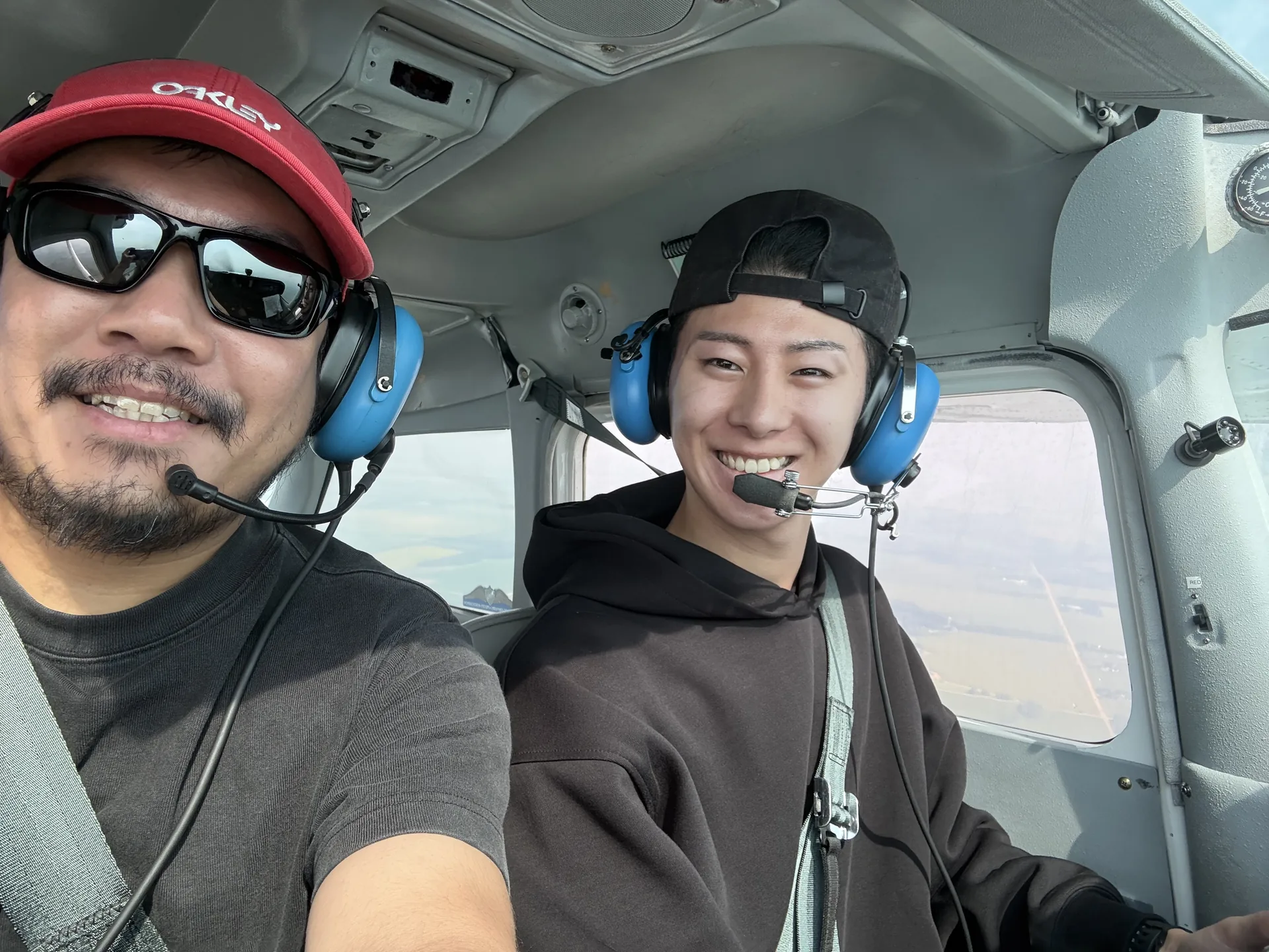 カナダでPPL取得後の訓練生のPICフライトに同乗するSMART FLIGHT代表谷口一貴