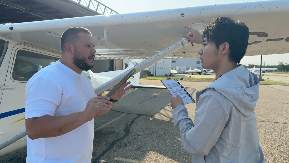 現地教官から機体の説明を受ける短期プログラム参加者
