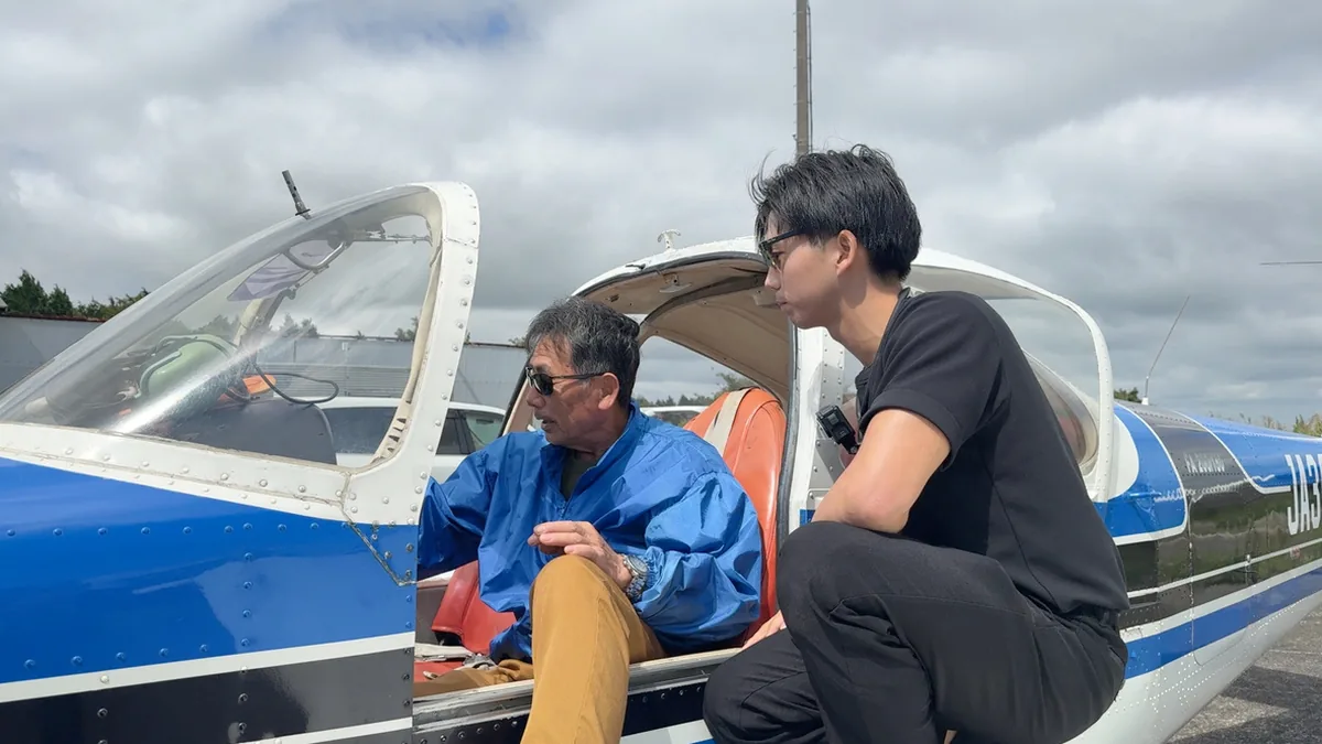 JA3689の機内でオーナー様から搭乗前の説明を受ける訓練生