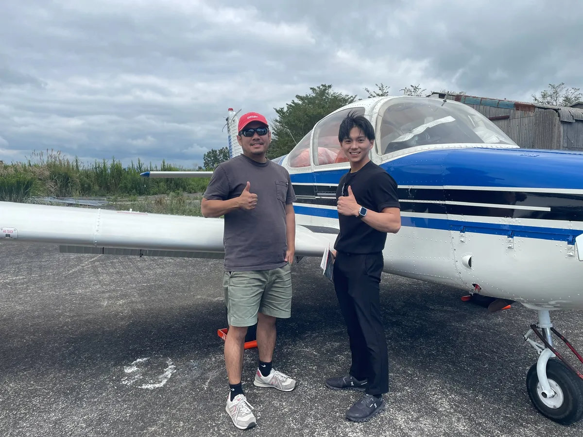 JA3689の前で講習を終えた訓練生と代表