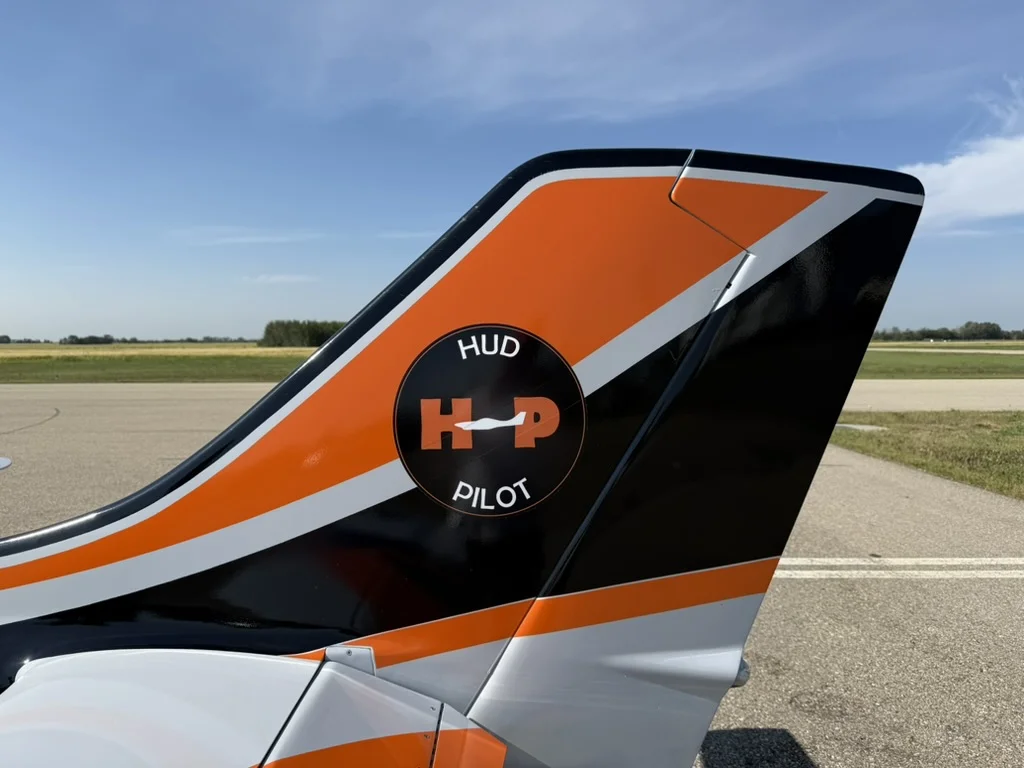 HUD PILOTのロゴが描かれた垂直尾翼