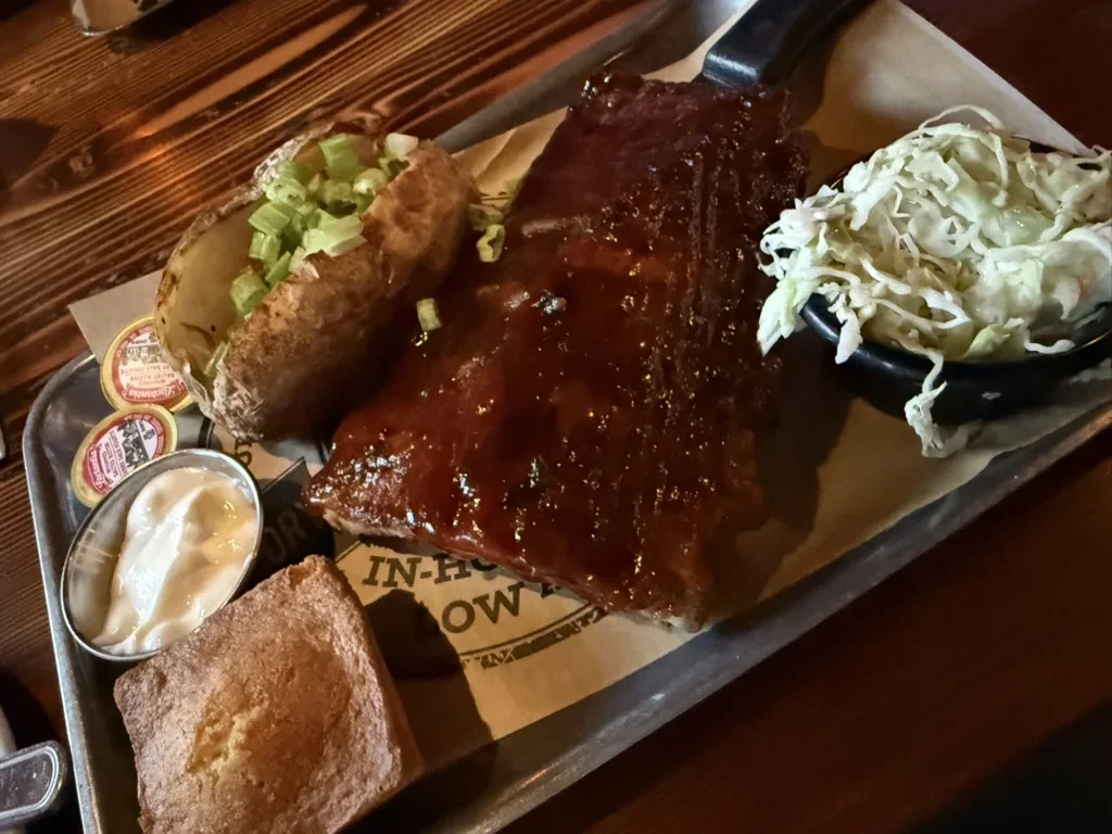 コーンブレッドとコールスローが添えられたBBQリブ