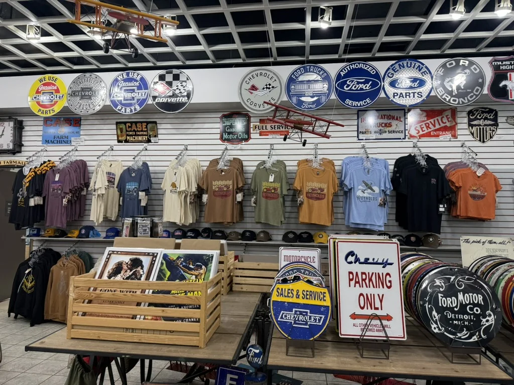 航空関連グッズやTシャツが並ぶショップ内観