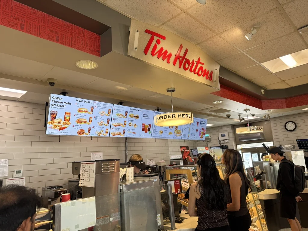 カナダの定番カフェTim Hortonsの店内