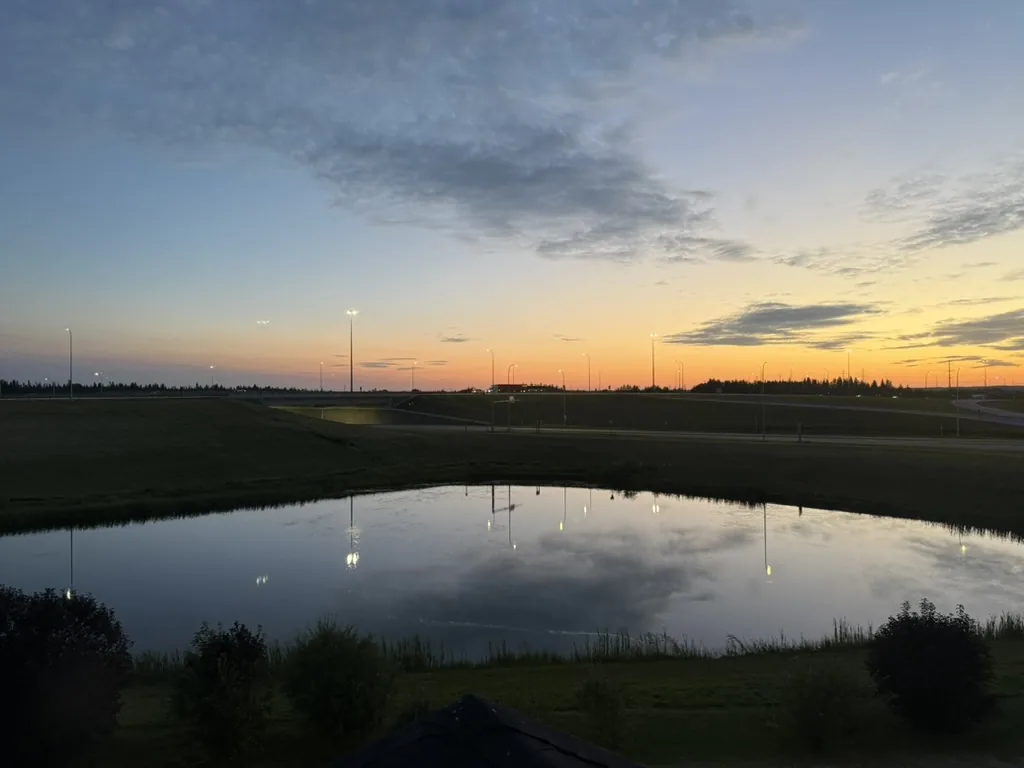 夕暮れの静かな水面、これから始まる何かを象徴する風景